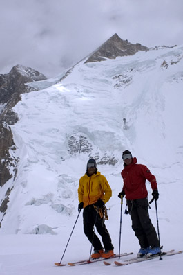 Fredrik och Jörgen framför toppen av Gasherbrum 2.