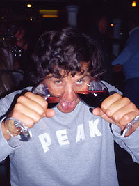 Andrea Enzio dricker italiensk vin.