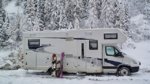 Familjen Bengs jagar snö med hjälp av husbilen