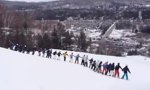 30 freestyle-åkare sätter en kollektiv backflip