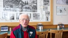 97-årige George åker skidor dagligen