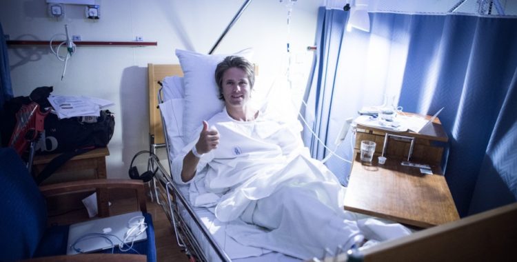 Jon Olsson direkt efter operation