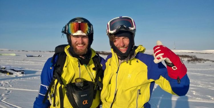 Simon jaktlund och Richard Wernersson firade med en lakritspipa vid målgången.
