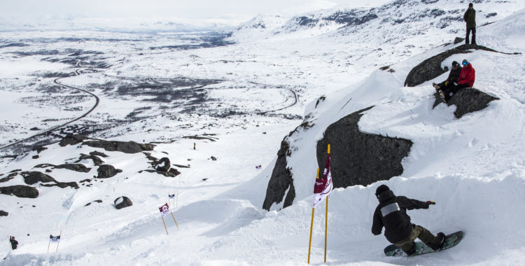 Riksgränsen Banked Slalom har på kort tid blivit Sveriges största snowboardevent. Här kör Matteus Lestage i ett av de mest tekniska partierna av banan.
