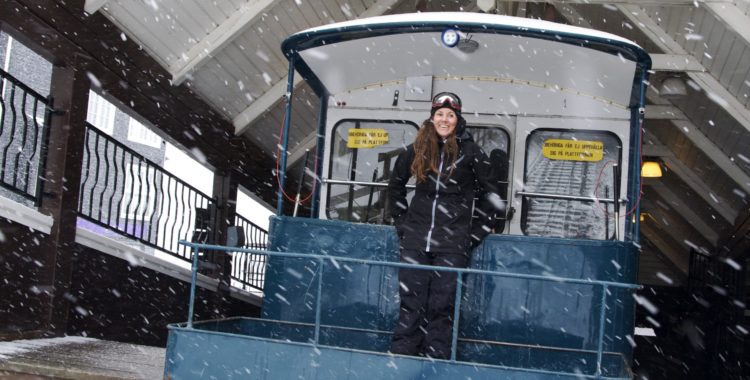Caroline Strömberg är uppe i ottan för att fånga en av de sista skiddagarna för säsongen i Åre.