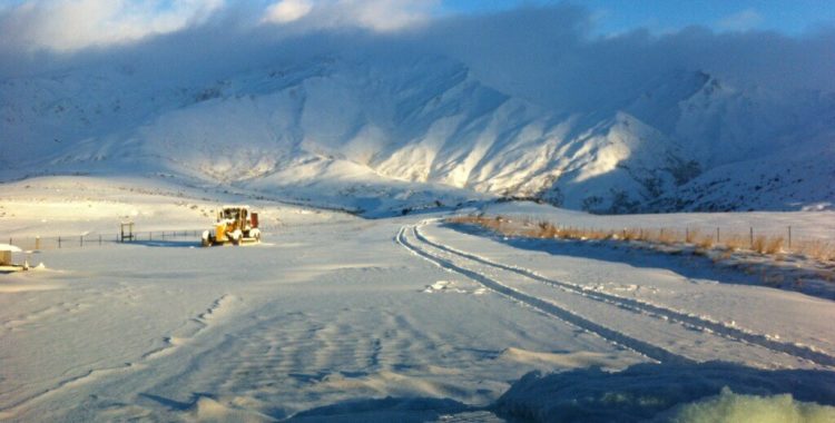 Plogar rensar vägen upp till Cardrona. På toppen  rapporteras om närmare en halvmeter nysnö.