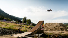 Flygturer under cykelfest i väst