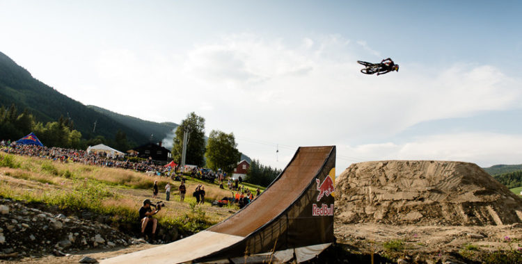 Tvåhjuligt flyganfall över Norska Hillbilly Huskfest.