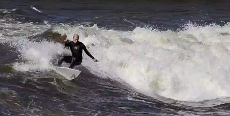 Terje och Ståle visar sina skills i floden. Dock med vissa svårigheter.