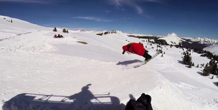 Henrik Harlaut buttrar av en kicker i Durangos backcountry.