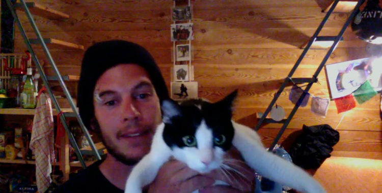 Leo Taillefer hänger hemma i Frankrike och chillar med sin katt