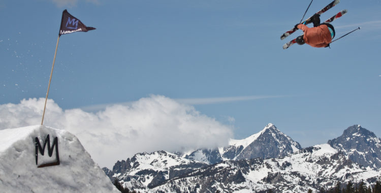 Veckans freeridemedlem Andreas Ojamäe tar luft i Mammoth mountain