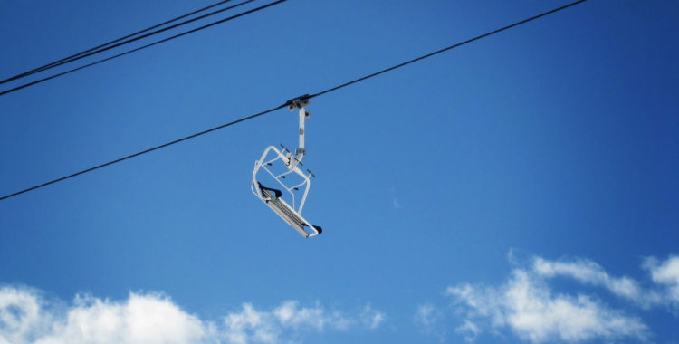 En kopplingsbar stollift plus en aprilhimmel.
