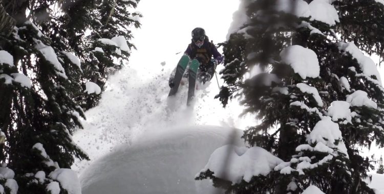 Tatum Monod studsar runt i Montanas backcountry.