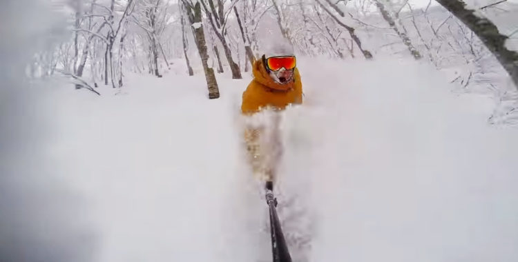 Ultramänniskan Travis Rice visar hur en slipsten skall dras i skogen