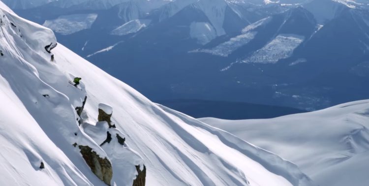 Cody Townsend svävar i Alaska.