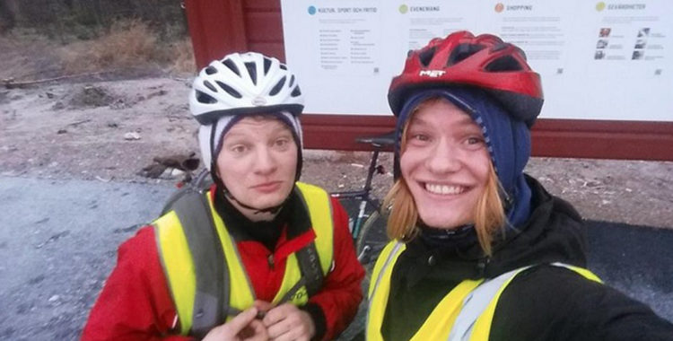 Julius och Björn med cykel mot Uppsala