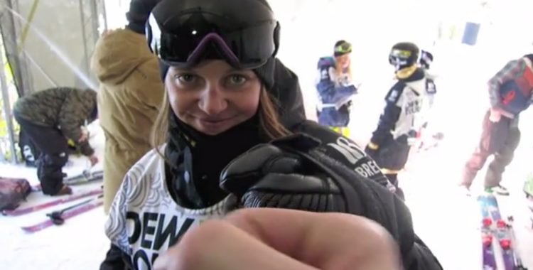 Emma Dahlström fistbumpar coach Felkan efter kvalet.