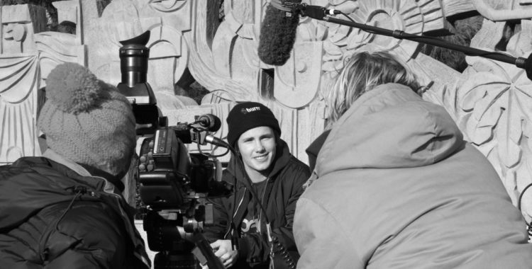 Sven sitter och smörjer media i Kina