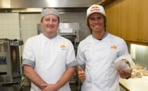 Jon Olsson slingar hamburgare