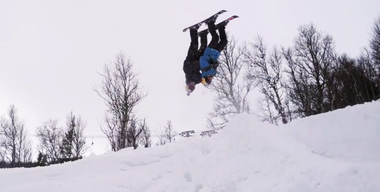 Jesper och Øystein gör backflips tillsammans.