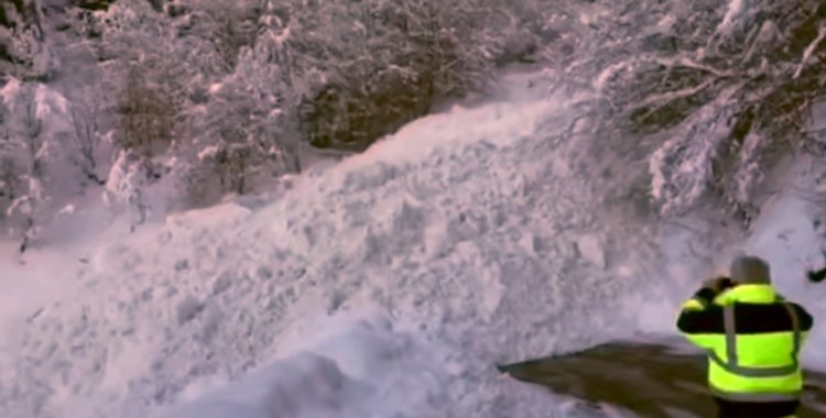Vägarbetarna i Valais i södra Schweiz fick se en annorlunda lavin