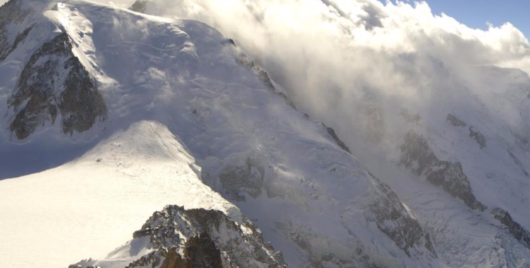Vyn från Aiguille du Midi igår  27 februari, före snömolnen rullade in i Chamonixdalen. 
