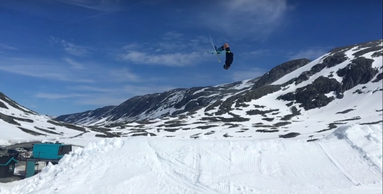 Albin gör en raggare på cornern i botten av Stryn.