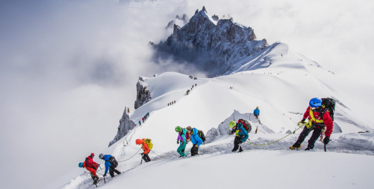 Deltagare på Arc'teryx Alpine Academy 2017 guidas ned för kammen från Aiguille du Midi.