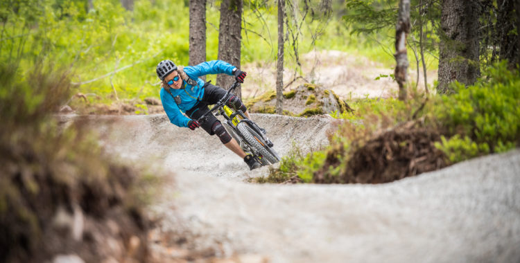 Anders Bakke kör på full gas hela vägen ner för 7500 meter cykelled