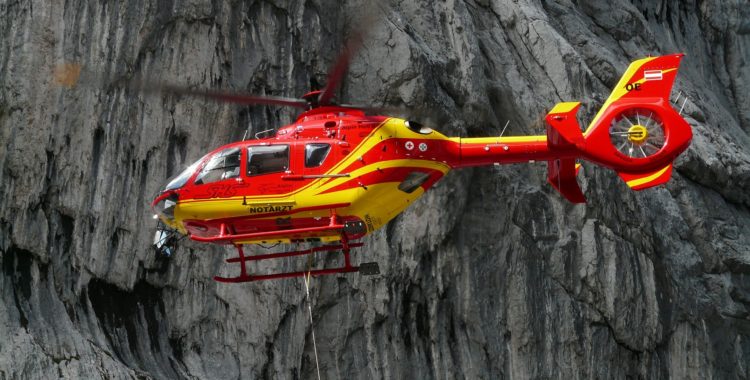 Ibland är läget så akut att ambulanshelikopter behövs.