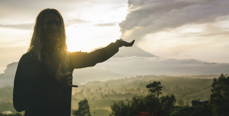 Jacob Wester och den just nu rykande vulkanen Mt Agung på Bali, Indonesien. 