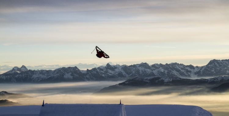 Pauli Klein provar sina parkskidor Down Throwdown med en cork 7 cuban någonstans i Alperna.