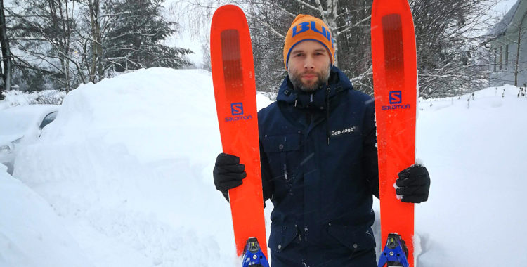 Sasha vann testpiloten för skidorna Salomon QST 106. Nu har han åkt, recenserat och fått behålla skidorna. 
