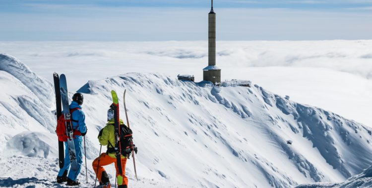 Till norska Gasustatoppen 1883 meter kan du välja att tura eller åka den lilla bergbanan som går inne i fjället. 