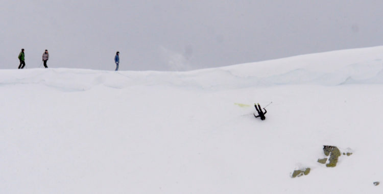 En fjäderlätt Duvedsbo på vift den allra första upplagan av svenska mästerskapen i Small Mountain Skiing (SMISMS).