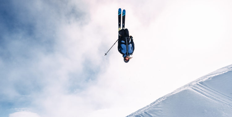 William Larsson firar av en lyckad vinter med en backflip i Riksgränsen.