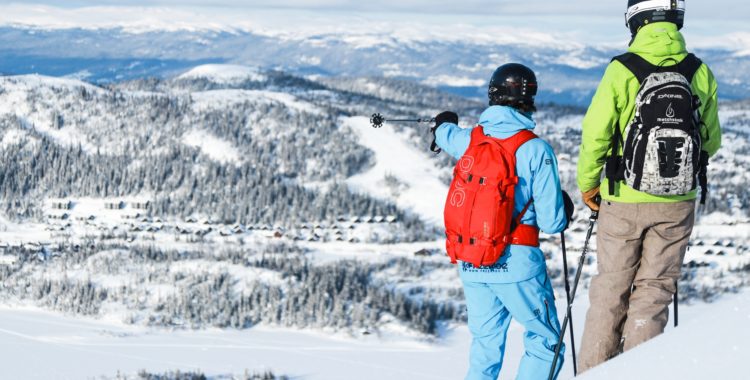 Gaustatoppen är öppen hela vägen fram tills den där märkliga festen med sill, nubbe och den enorma blomstrande fallossymbolen som man dansar kring infaller. 