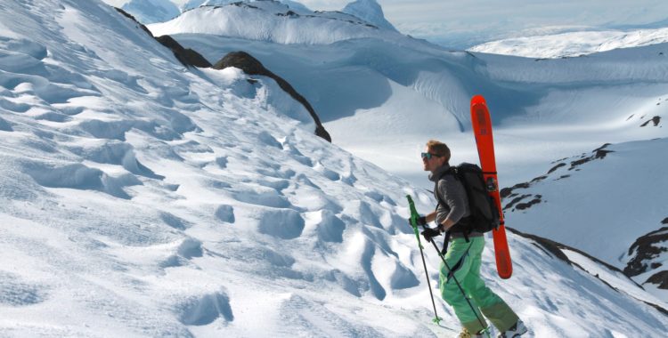 Riksgränsen i norr kan nås med tåg, bil och flyg.