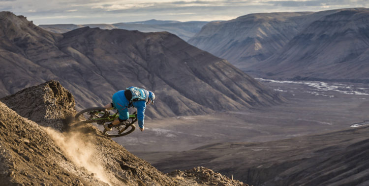 Darren Berrecloth & Co drog till en arktisk ö med riktigt stora linjer för MTB. 