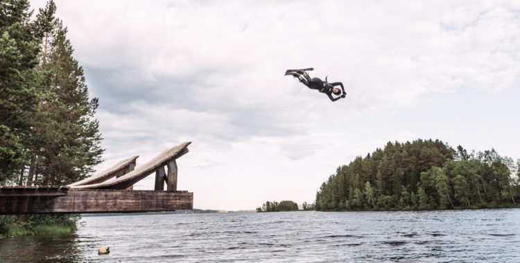 Elina Vesterlund nöter trick i vattenhoppet utanför Järpen.