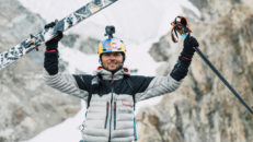 Världens första åk med skidor från toppen av K2