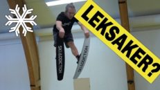 Hoppa med miniskidor på studsmatta