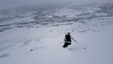 Säsongens första skidsvängar utanför Åre