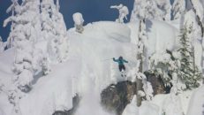 Pillows, paraplyer och pryltest utanför Revelstoke