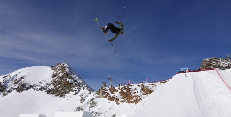 Hugo Burvall i luften ovanför glaciären i Stubai förra vintern.