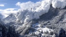 Videoklipp på enorma laviner i Schweiz