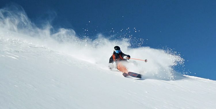 Edvin Olsson visar hur friåkning går till i Verbier.