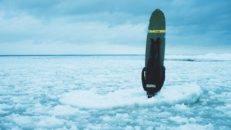 Svalka er i värmen med iskall vågsurfing