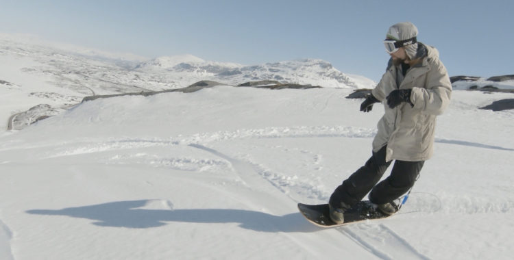 Jonas Hed åker snowskate i Riksgränsen. 